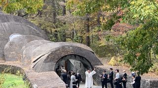 ユニークな石の教会。結婚式が行われていると外観すら見られません。