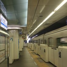 東北沢駅は地下駅です
