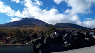 浅間山と流れ出た溶岩のコラボは絶景