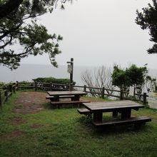 散策路を進むと小さな広場が有ります