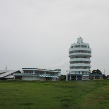 芝生広場に立つタワーは潮岬のシンボル的存在