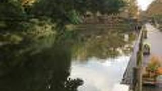 石垣に沿った堀