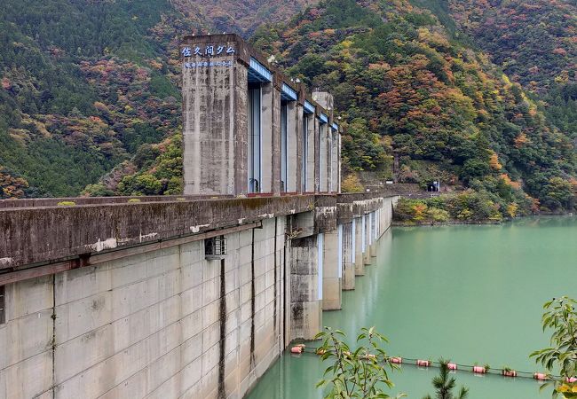 ダムの上は県道