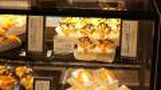 季節のフルーツを使用した贅沢なケーキ