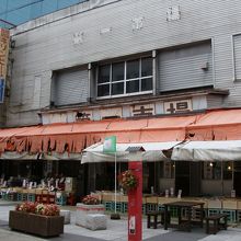 入口に店を構える酒屋の外川商店