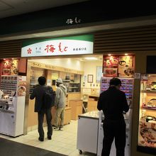 うどん、蕎麦、ラーメン、おにぎりメニュー豊富