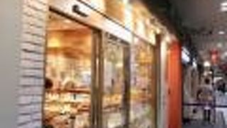 新宿西口地下、小田急ハルク近く