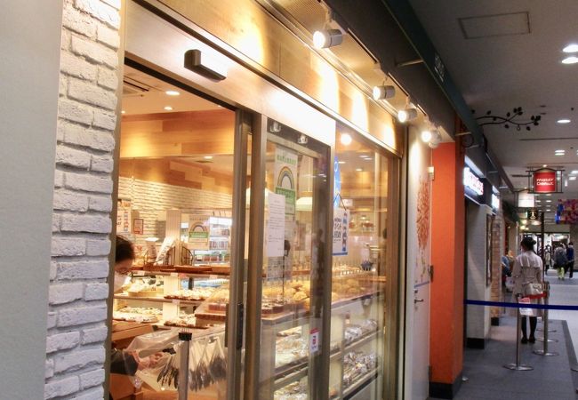 新宿西口地下、小田急ハルク近く