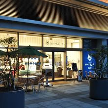 カフェも併設されていて、雰囲気の良いお店です。