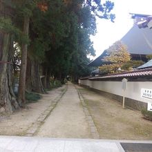 薬師堂へと続く参道