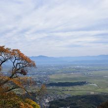 紅葉と越後平野の絶景