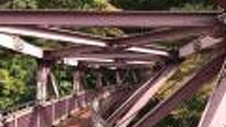 あやとりの様にねじれた橋