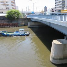 船がくぐっていきます