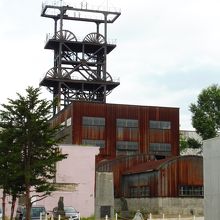炭鉱遺産ガイダンス施設側から見る坑櫓