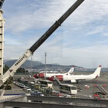 空港のすぐ横は海