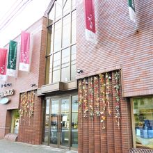 住宅街に溶け込んだ老舗菓子屋