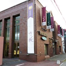 煉瓦造り風の落ち着いたお菓子屋です