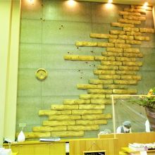 壁面に大きな芸術品が店のシンボル！