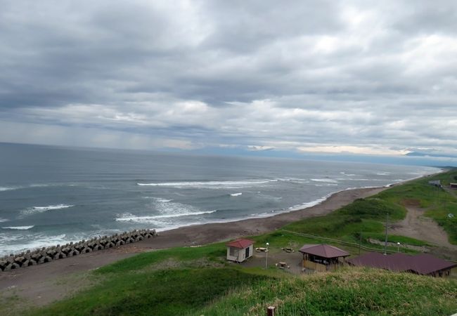 オホーツク海と知床の山々