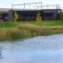 鏡池の湖畔には洒落たカフェも出来ました
