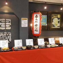 ランチタイムメニューではうどんと丼のセットがお得です。