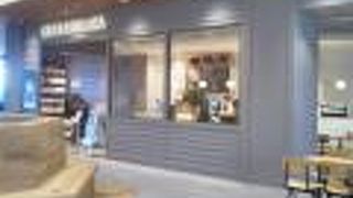 ナチュラルな雰囲気のカフェ