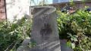 人気の少ない場所にあります。