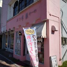 裏通りにある本店