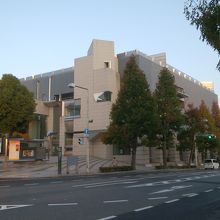 文教地区にある県立美術館
