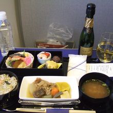 プレミアムクラスの昼食
