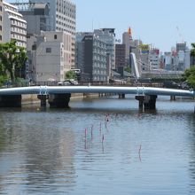 この橋から都会的な雰囲気になります