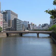 この橋からなんばハッチが見えます