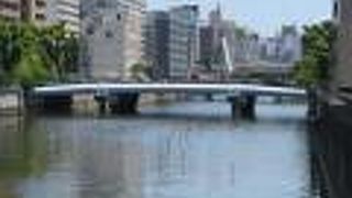 道頓堀川に架かる橋です