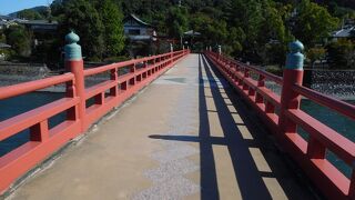 宇治川に架かる赤色の橋