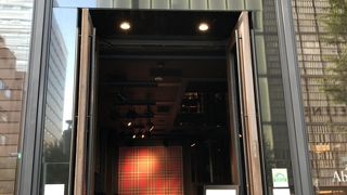 エレベーター手前で消毒