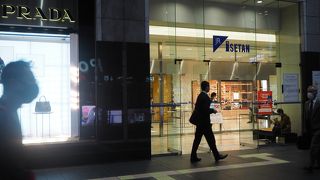 地下には１階と２階がある