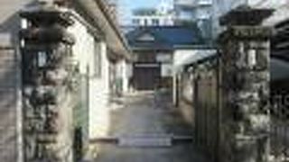 本誓寺と同じ墓地と参道を利用しています