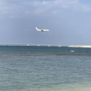 目の前は那覇空港で飛行機の離発着が見える
