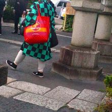 鬼滅の刃 炭治郎の羽織を羽織った参拝客