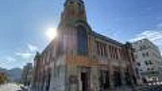 オレンジタイルと白い石、八角塔が目印！