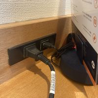 コンセントはベッド、デスク各1か所