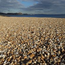 砂ではなく、大き目の石の海岸…