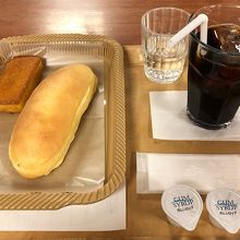 ミルククリームパン、パン屋のフィナンシェ、アイスコーヒー！