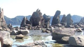 串本の奇勝−海にならぶ巨岩石