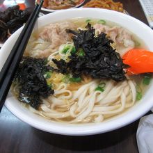 蝦肉大餛飩麵(海老肉大ワンタン麺）上に載ってる黒いのは海苔