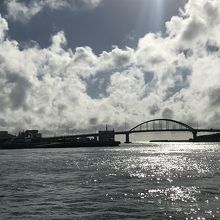石垣港内からのぞむ橋