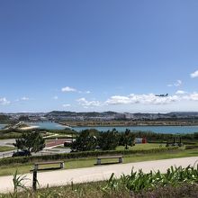 瀬長島にある駐車場備えた展望台より