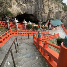 海岸を下った洞窟に本殿がある。