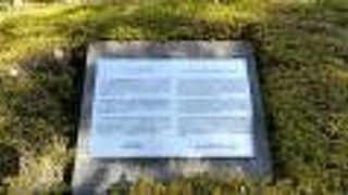 アメリカらしい石碑です
