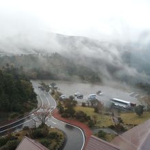 外は荒れ模様の天気